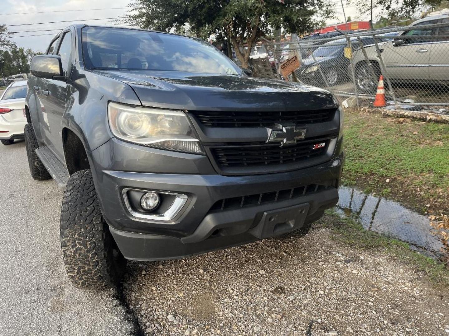 2016 GRAY CHEVROLET COLORADO Z71 Crew Cab 2WD Short Box (1GCGSDE33G1) with an 3.6L V6 DOHC 24V GAS engine, AUTOMATIC transmission, located at 2303 West Mt. Houston, Houston, 77038, (281) 507-3956, 29.771597, -95.339569 - Photo#1