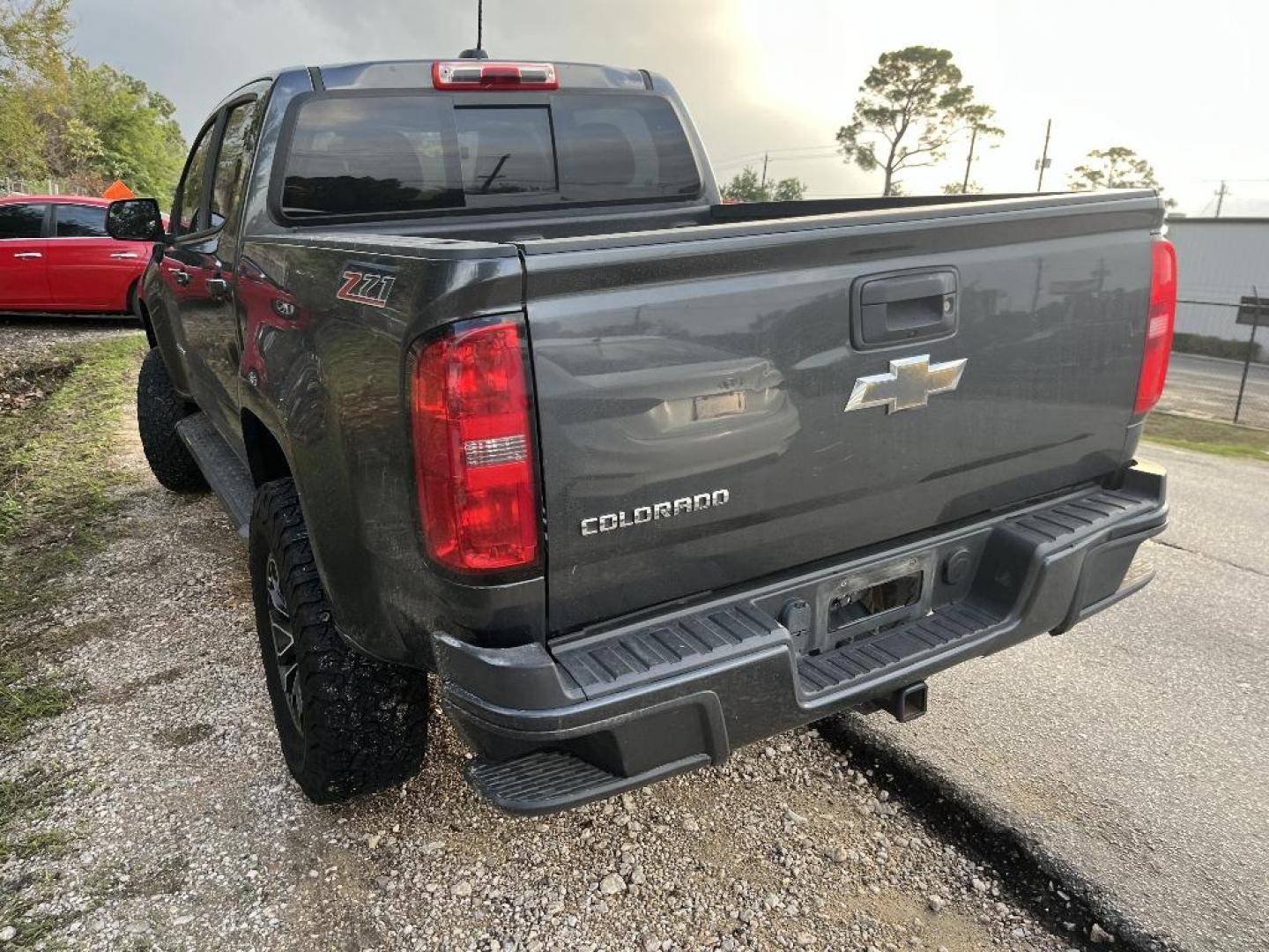 2016 GRAY CHEVROLET COLORADO Z71 Crew Cab 2WD Short Box (1GCGSDE33G1) with an 3.6L V6 DOHC 24V GAS engine, AUTOMATIC transmission, located at 2303 West Mt. Houston, Houston, 77038, (281) 507-3956, 29.771597, -95.339569 - Photo#2