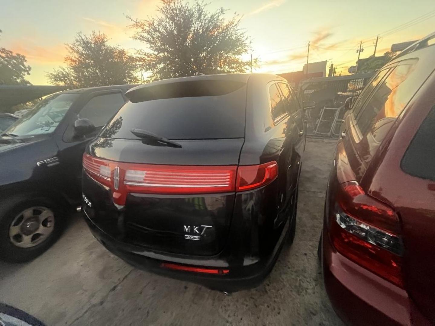 2015 BLACK LINCOLN MKT Livery AWD (2LMHJ5NK9FB) with an 3.7L V6 DOHC 24V engine, AUTOMATIC transmission, located at 2303 West Mt. Houston, Houston, 77038, (281) 507-3956, 29.771597, -95.339569 - Photo#7