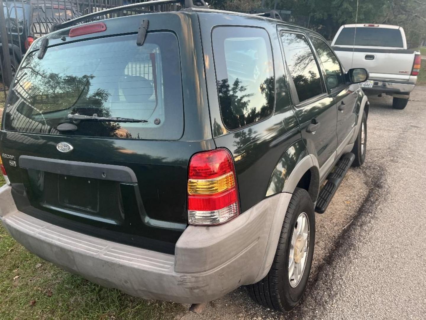 2001 GREEN FORD ESCAPE XLT 2WD (1FMYU03181K) with an 3.0L V6 DOHC 24V engine, AUTOMATIC transmission, located at 2303 West Mt. Houston, Houston, 77038, (281) 507-3956, 29.771597, -95.339569 - Photo#1