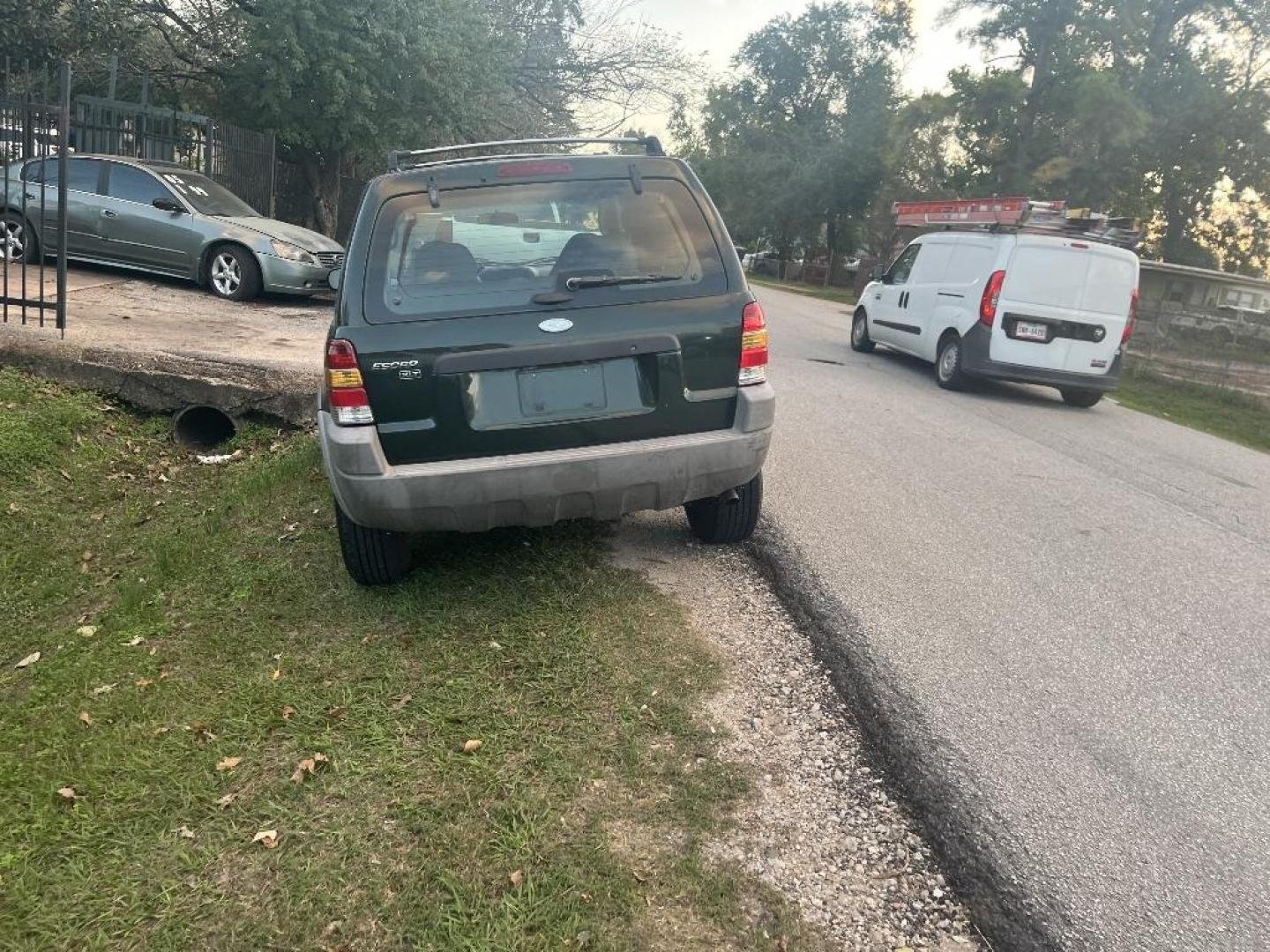 2001 GREEN FORD ESCAPE XLT 2WD (1FMYU03181K) with an 3.0L V6 DOHC 24V engine, AUTOMATIC transmission, located at 2303 West Mt. Houston, Houston, 77038, (281) 507-3956, 29.771597, -95.339569 - Photo#3