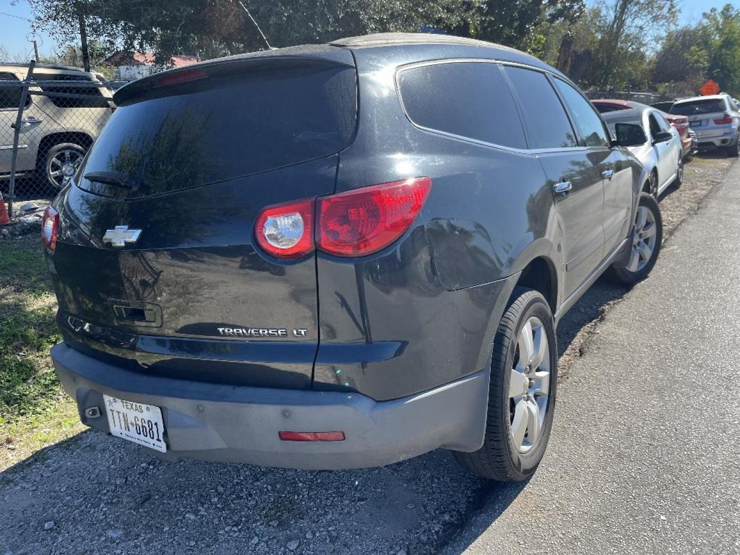 2012 GRAY CHEVROLET TRAVERSE LT FWD (1GNKRGED7CJ) with an 3.6L V6 DOHC 24V engine, AUTOMATIC transmission, located at 2303 West Mt. Houston, Houston, 77038, (281) 507-3956, 29.771597, -95.339569 - Photo#6