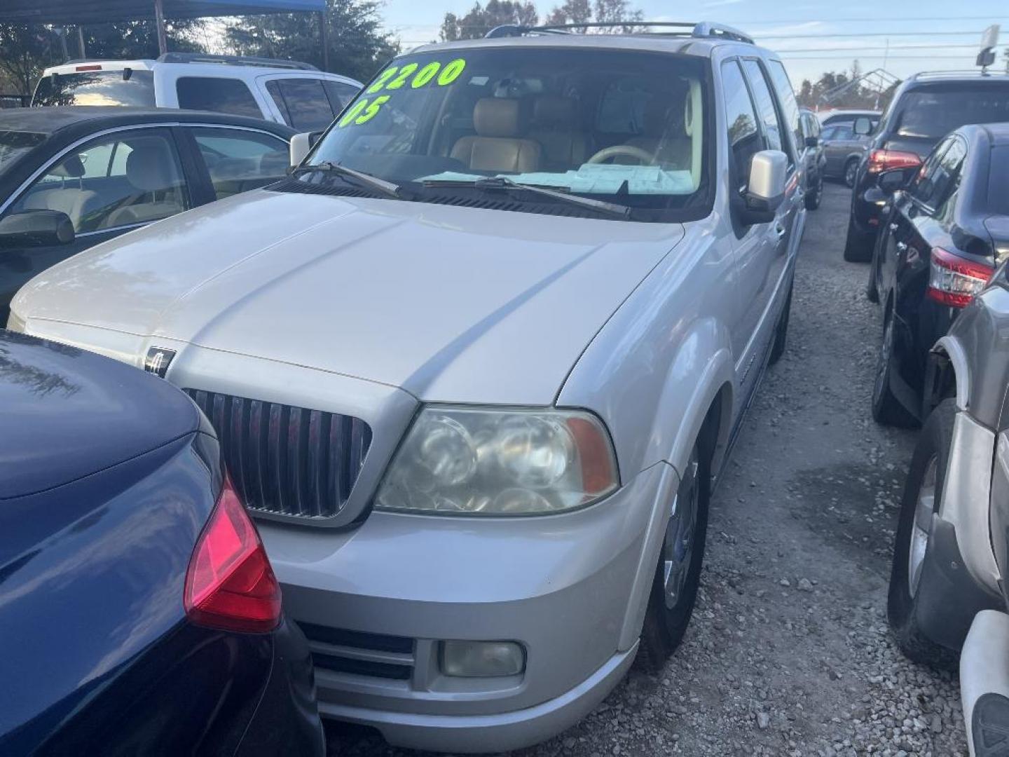 2005 WHITE LINCOLN NAVIGATOR Luxury 2WD (5LMFU27505L) with an 5.4L V8 SOHC 24V engine, AUTOMATIC transmission, located at 2303 West Mt. Houston, Houston, 77038, (281) 507-3956, 29.771597, -95.339569 - Photo#0