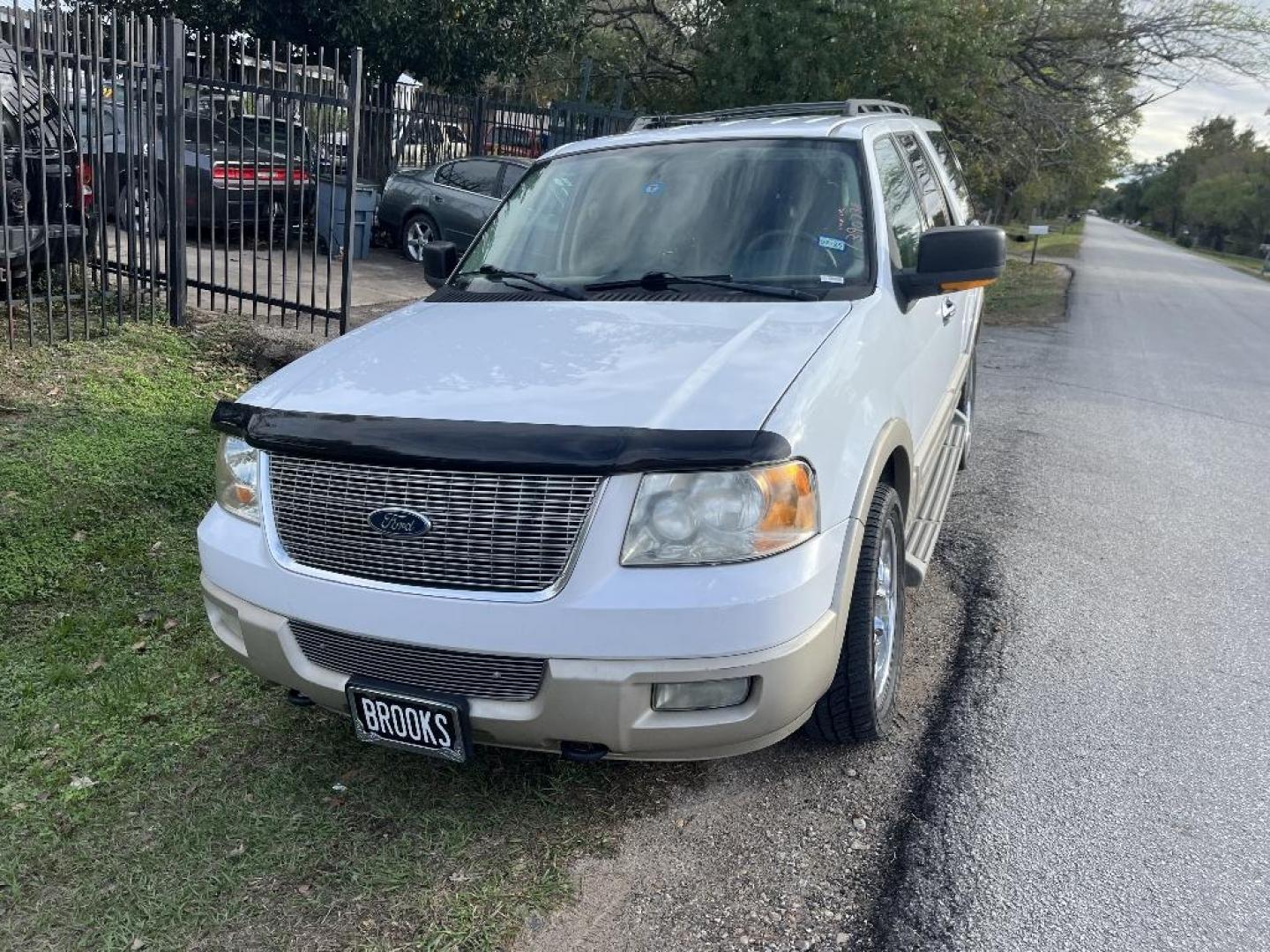 2005 WHITE FORD EXPEDITION Eddie Bauer 4WD (1FMPU185X5L) with an 5.4L V8 SOHC 16V engine, 4-SPEED AUTOMATIC transmission, located at 2303 West Mt. Houston, Houston, 77038, (281) 507-3956, 29.771597, -95.339569 - Photo#0