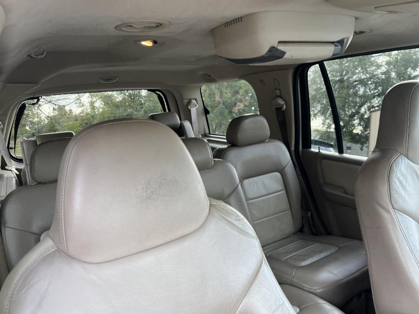 2005 WHITE FORD EXPEDITION Eddie Bauer 4WD (1FMPU185X5L) with an 5.4L V8 SOHC 16V engine, 4-SPEED AUTOMATIC transmission, located at 2303 West Mt. Houston, Houston, 77038, (281) 507-3956, 29.771597, -95.339569 - Photo#4