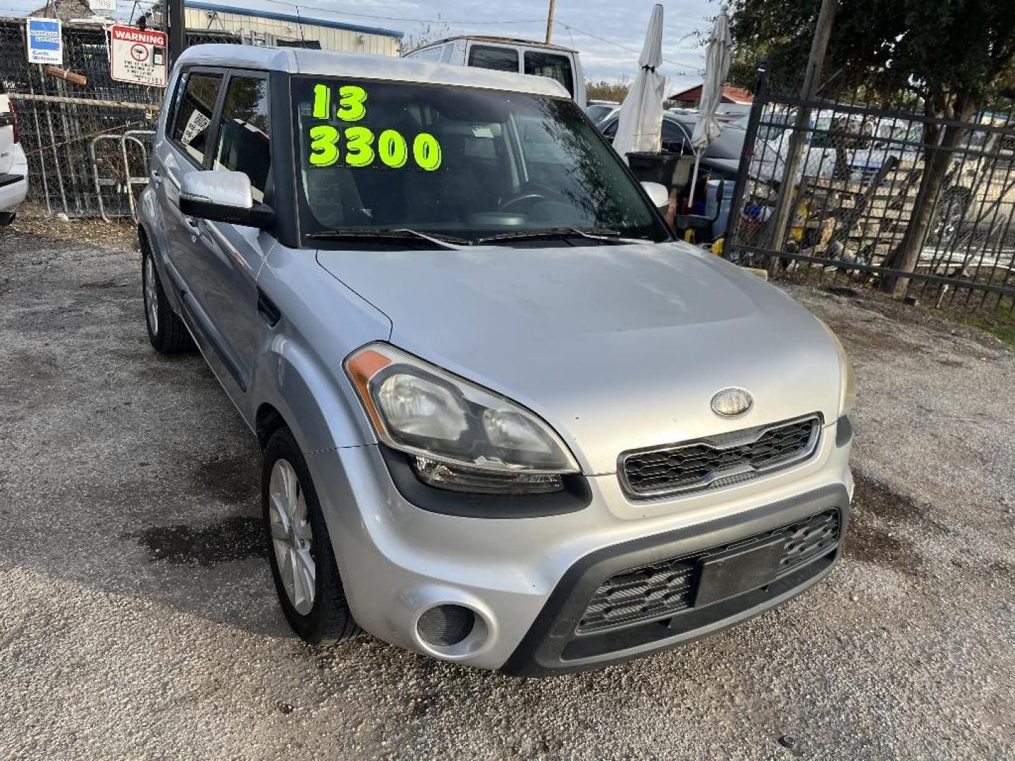 2013 SILVER KIA SOUL ! (KNDJT2A67D7) with an 2.0L L4 DOHC 16V engine, AUTOMATIC transmission, located at 2303 West Mt. Houston, Houston, 77038, (281) 507-3956, 29.771597, -95.339569 - Photo#0