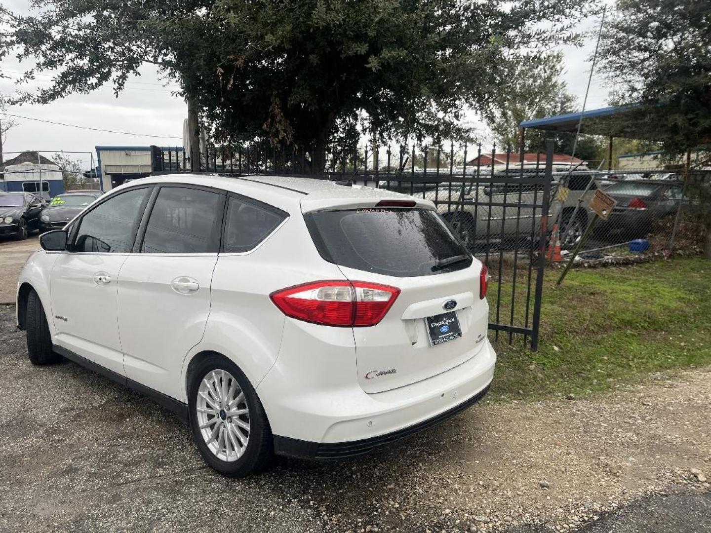 2015 WHITE FORD C-MAX HYBRID SEL (1FADP5BU6FL) with an 2.0L L4 DOHC 16V HYBRID engine, AUTOMATIC transmission, located at 2303 West Mt. Houston, Houston, 77038, (281) 507-3956, 29.771597, -95.339569 - Photo#4