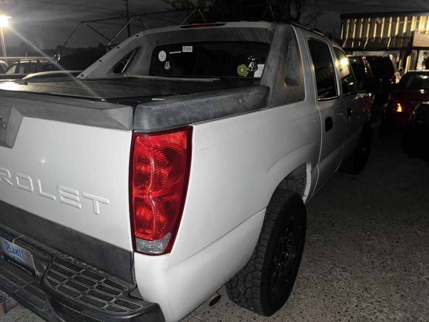 2004 WHITE CHEVROLET AVALANCHE 1500 2WD (3GNEC12T54G) with an 5.3L V8 OHV 16V engine, AUTOMATIC transmission, located at 2303 West Mt. Houston, Houston, 77038, (281) 507-3956, 29.771597, -95.339569 - Photo#2