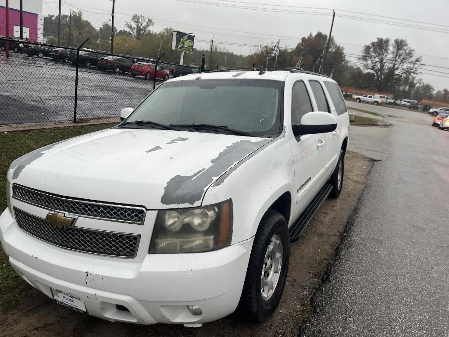 2007 WHITE CHEVROLET SUBURBAN LS 1500 2WD (1GNFC16007J) with an 5.3L V8 OHV 16V FFV engine, AUTOMATIC transmission, located at 2303 West Mt. Houston, Houston, 77038, (281) 507-3956, 29.771597, -95.339569 - Photo#0