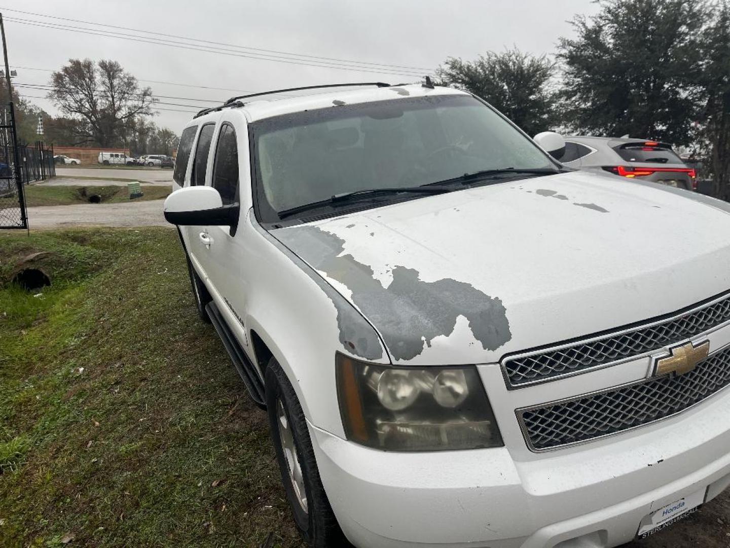 2007 WHITE CHEVROLET SUBURBAN LS 1500 2WD (1GNFC16007J) with an 5.3L V8 OHV 16V FFV engine, AUTOMATIC transmission, located at 2303 West Mt. Houston, Houston, 77038, (281) 507-3956, 29.771597, -95.339569 - Photo#1