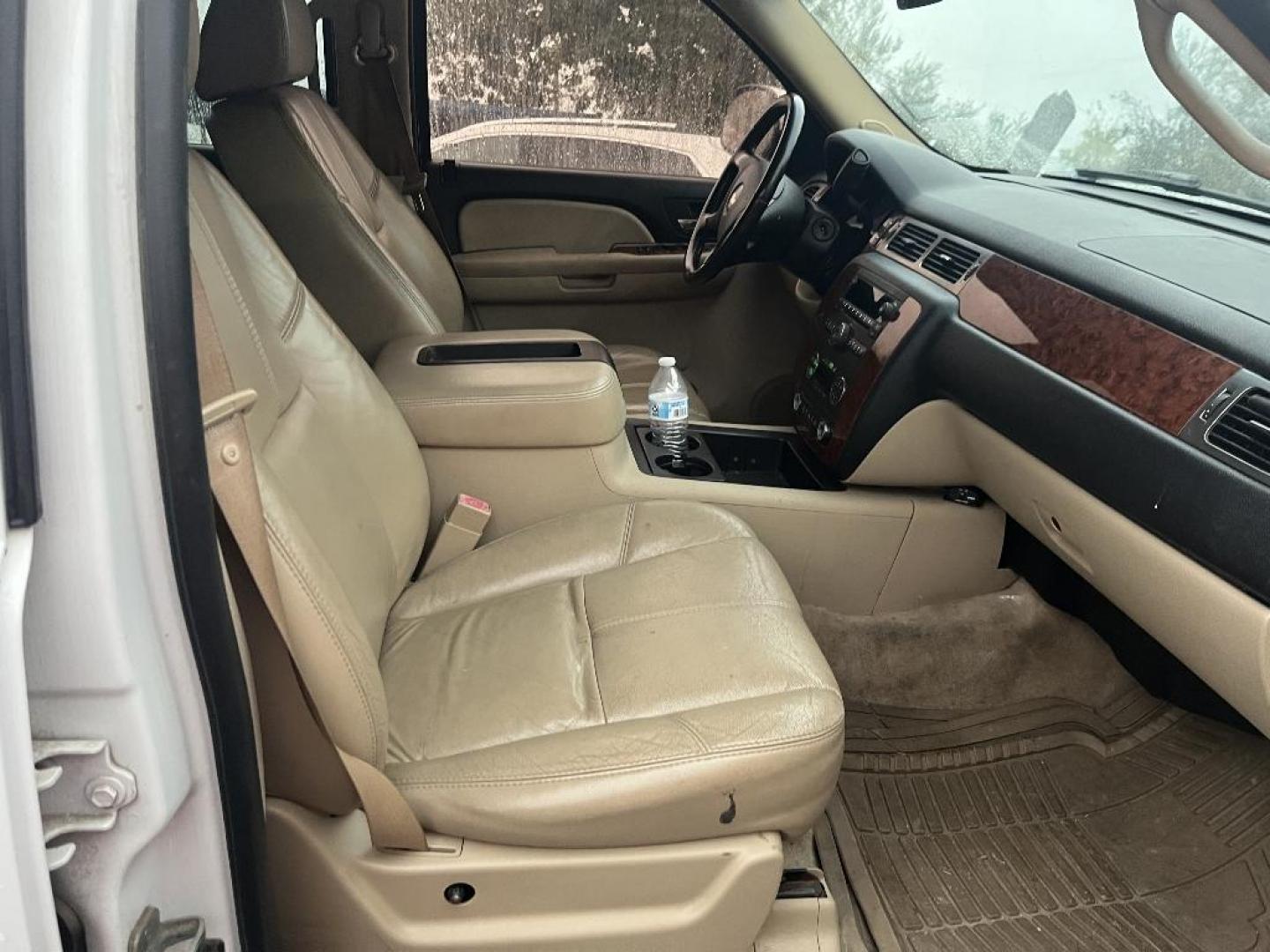 2007 WHITE CHEVROLET SUBURBAN LS 1500 2WD (1GNFC16007J) with an 5.3L V8 OHV 16V FFV engine, AUTOMATIC transmission, located at 2303 West Mt. Houston, Houston, 77038, (281) 507-3956, 29.771597, -95.339569 - Photo#4