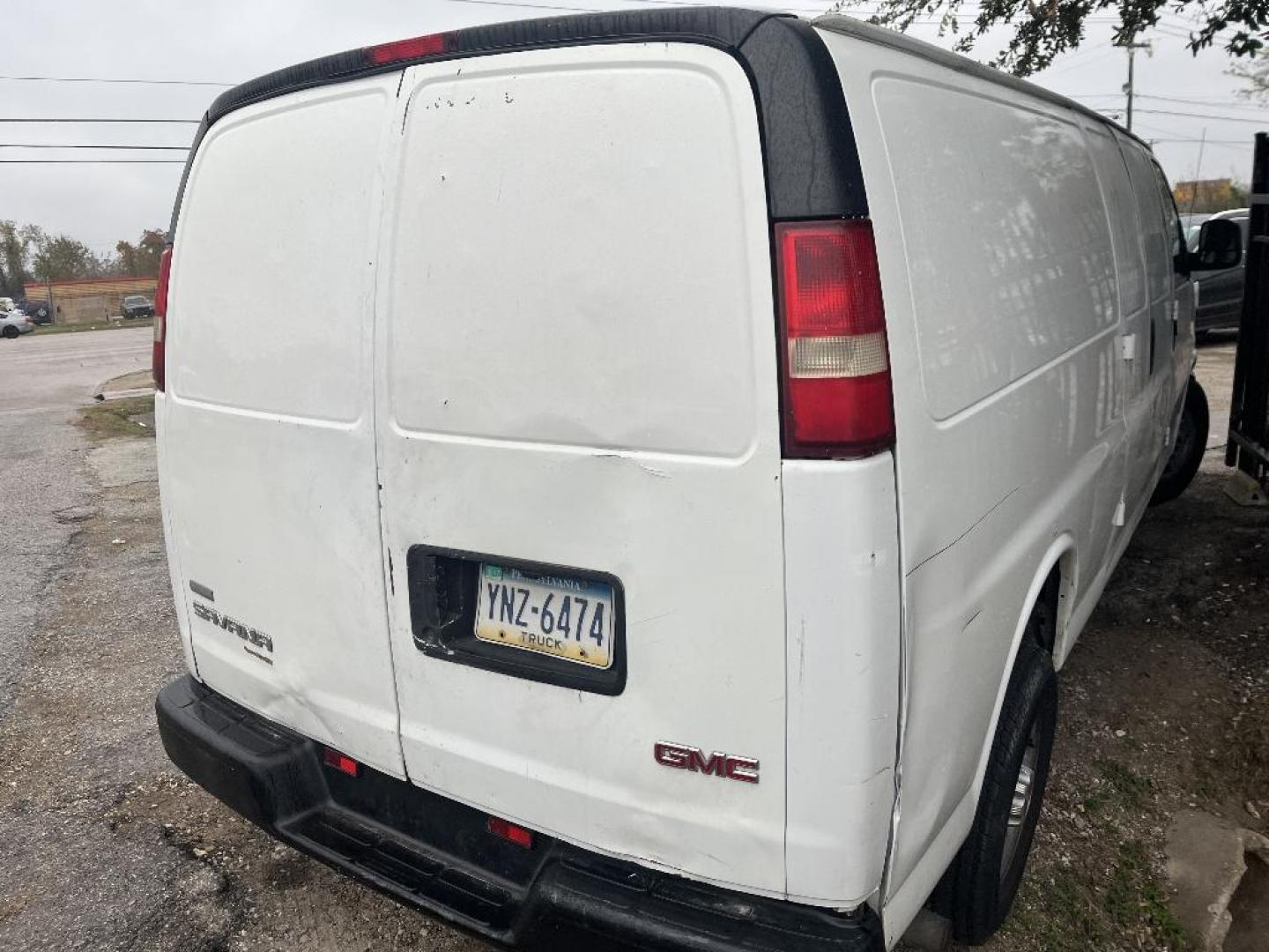 2011 WHITE GMC SAVANA G2500 Extended Cargo (1GTW7GCA9B1) with an 4.8L V8 OHV 16V FFV engine, AUTOMATIC transmission, located at 2303 West Mt. Houston, Houston, 77038, (281) 507-3956, 29.771597, -95.339569 - Photo#2