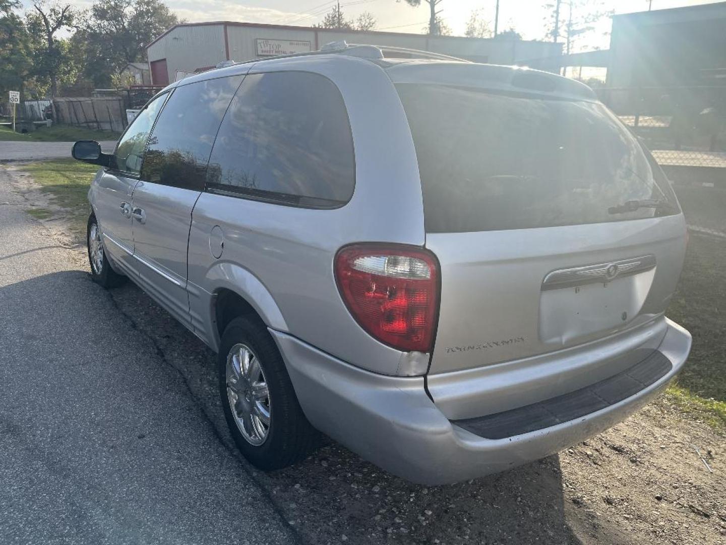 2004 GRAY CHRYSLER TOWN and COUNTRY Limited (2C8GP64L74R) with an 3.8L V6 OHV 12V engine, AUTOMATIC transmission, located at 2303 West Mt. Houston, Houston, 77038, (281) 507-3956, 29.771597, -95.339569 - Photo#5