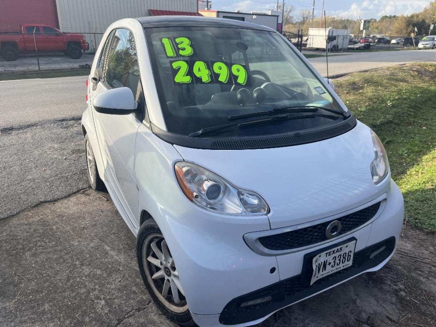 2013 WHITE SMART FORTWO passion (WMEEJ3BA8DK) with an 1.0L L3 DOHC 12V engine, AUTOMATIC transmission, located at 2303 West Mt. Houston, Houston, 77038, (281) 507-3956, 29.771597, -95.339569 - Photo#0