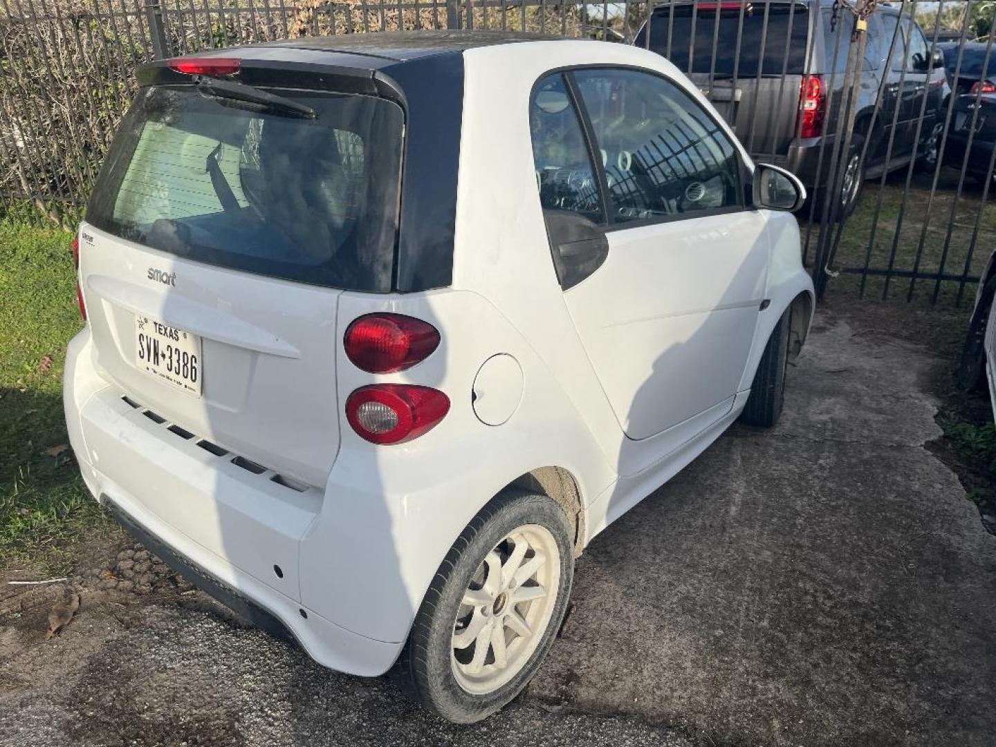 2013 WHITE SMART FORTWO passion (WMEEJ3BA8DK) with an 1.0L L3 DOHC 12V engine, AUTOMATIC transmission, located at 2303 West Mt. Houston, Houston, 77038, (281) 507-3956, 29.771597, -95.339569 - Photo#1