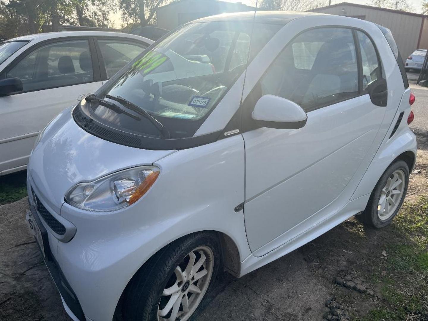 2013 WHITE SMART FORTWO passion (WMEEJ3BA8DK) with an 1.0L L3 DOHC 12V engine, AUTOMATIC transmission, located at 2303 West Mt. Houston, Houston, 77038, (281) 507-3956, 29.771597, -95.339569 - Photo#6