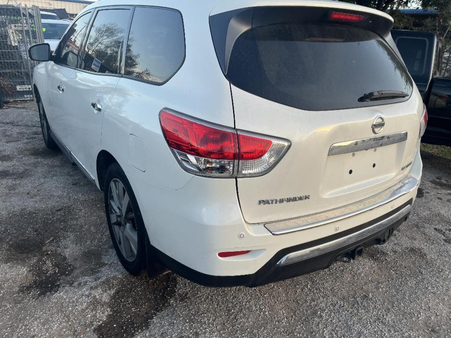 2015 WHITE NISSAN PATHFINDER S 2WD (5N1AR2MN7FC) with an 3.5L V6 DOHC 24V engine, AUTOMATIC transmission, located at 2303 West Mt. Houston, Houston, 77038, (281) 507-3956, 29.771597, -95.339569 - Photo#5