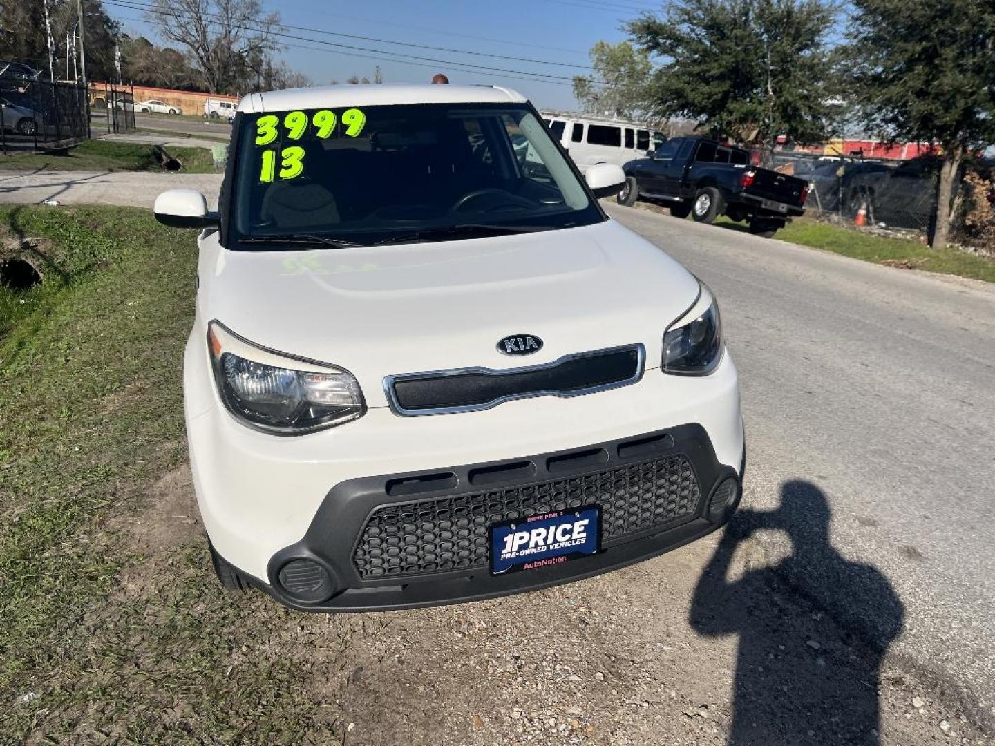 2015 WHITE KIA SOUL Base (KNDJN2A20F7) with an 1.6L L4 DOHC 16V engine, MANUAL transmission, located at 2303 West Mt. Houston, Houston, 77038, (281) 507-3956, 29.771597, -95.339569 - Photo#0