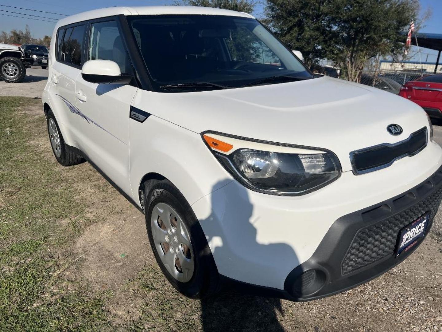 2015 WHITE KIA SOUL Base (KNDJN2A20F7) with an 1.6L L4 DOHC 16V engine, MANUAL transmission, located at 2303 West Mt. Houston, Houston, 77038, (281) 507-3956, 29.771597, -95.339569 - Photo#2