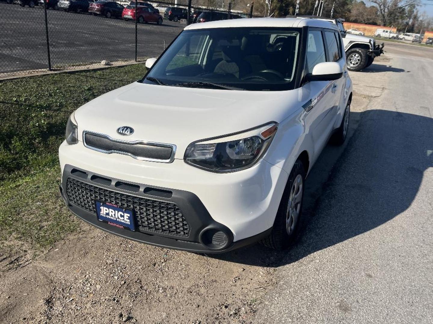 2015 WHITE KIA SOUL Base (KNDJN2A20F7) with an 1.6L L4 DOHC 16V engine, MANUAL transmission, located at 2303 West Mt. Houston, Houston, 77038, (281) 507-3956, 29.771597, -95.339569 - Photo#3