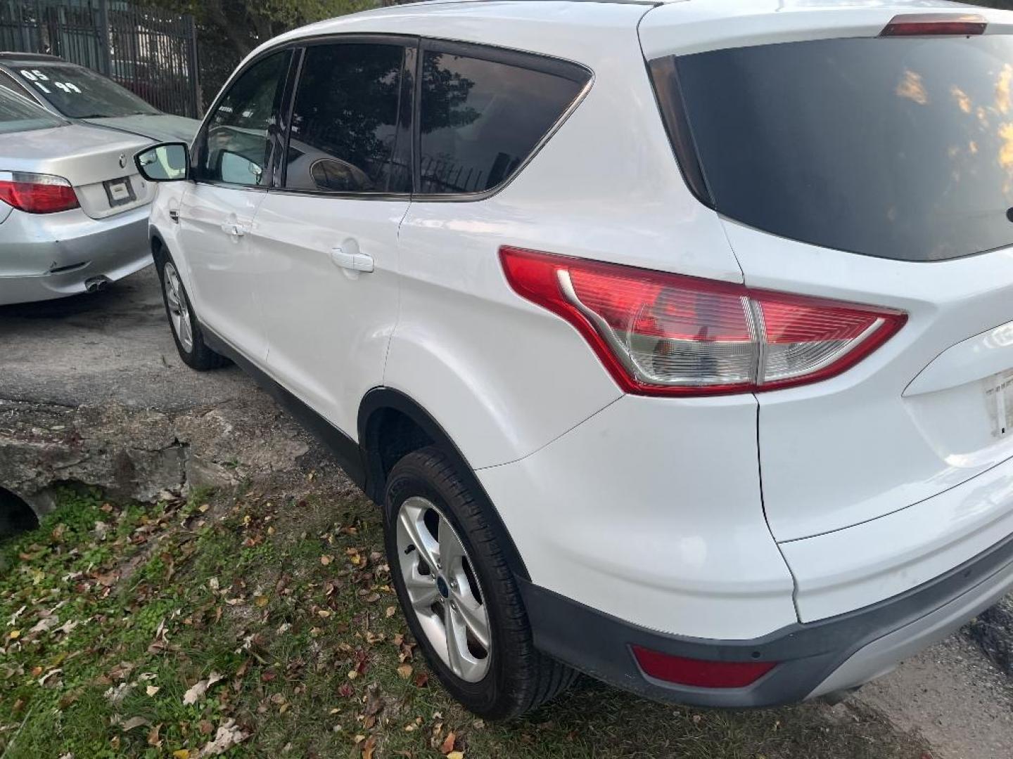 2014 WHITE FORD ESCAPE SE FWD (1FMCU0G93EU) with an 2.0L L4 DOHC 16V engine, AUTOMATIC transmission, located at 2303 West Mt. Houston, Houston, 77038, (281) 507-3956, 29.771597, -95.339569 - Photo#3