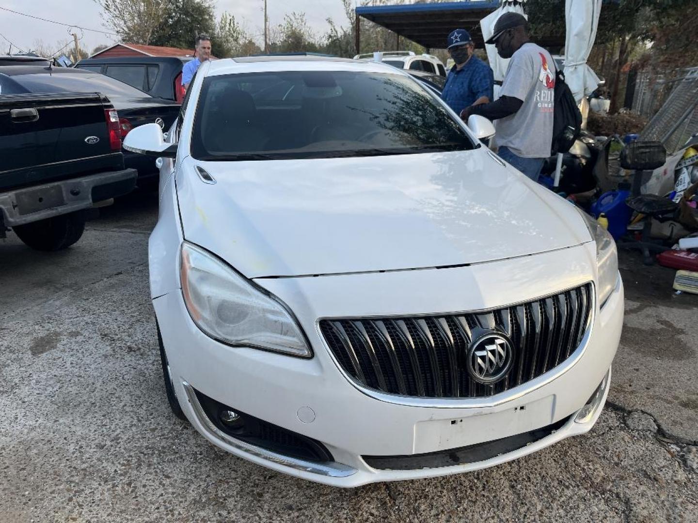 2016 WHITE BUICK REGAL Turbo FWD (2G4GK5EXXG9) with an 2.0L L4 DOHC 16V TURBO engine, AUTOMATIC transmission, located at 2303 West Mt. Houston, Houston, 77038, (281) 507-3956, 29.771597, -95.339569 - Photo#1