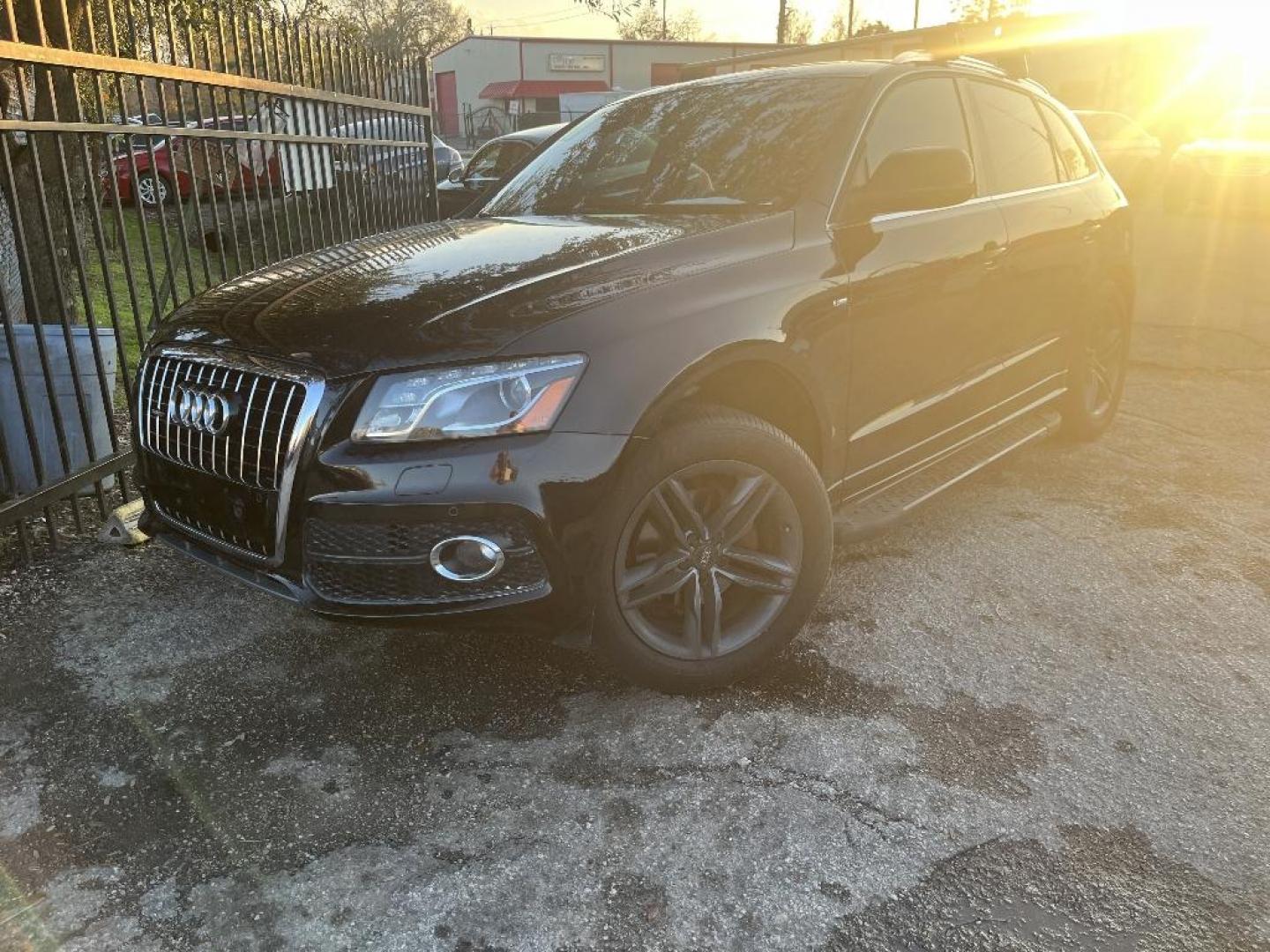 2011 BLACK AUDI Q5 3.2 quattro Premium (WA1DKAFPXBA) with an 3.2L V6 DOHC 24V engine, AUTOMATIC transmission, located at 2303 West Mt. Houston, Houston, 77038, (281) 507-3956, 29.771597, -95.339569 - Photo#0