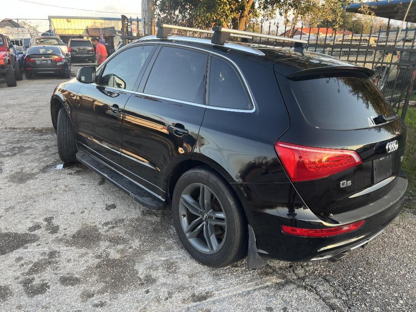 2011 BLACK AUDI Q5 3.2 quattro Premium (WA1DKAFPXBA) with an 3.2L V6 DOHC 24V engine, AUTOMATIC transmission, located at 2303 West Mt. Houston, Houston, 77038, (281) 507-3956, 29.771597, -95.339569 - Photo#4