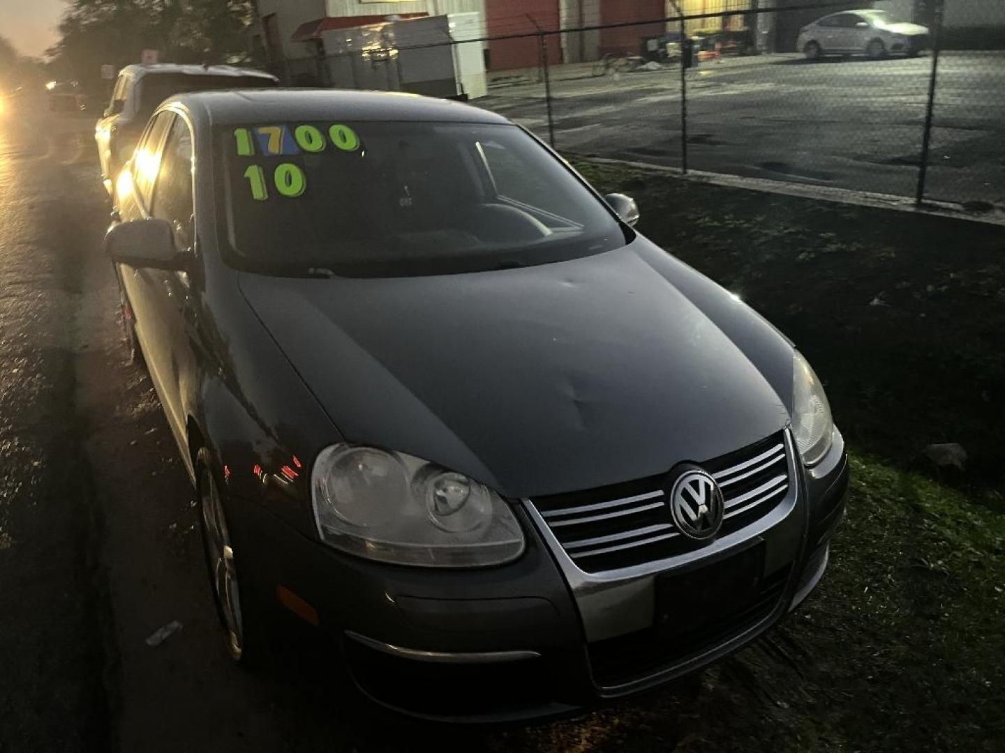 2010 GRAY VOLKSWAGEN JETTA TDI (3VWRL7AJ1AM) with an 2.0L L4 DOHC 16V TURBO engine, AUTOMATIC transmission, located at 2303 West Mt. Houston, Houston, 77038, (281) 507-3956, 29.771597, -95.339569 - Photo#0