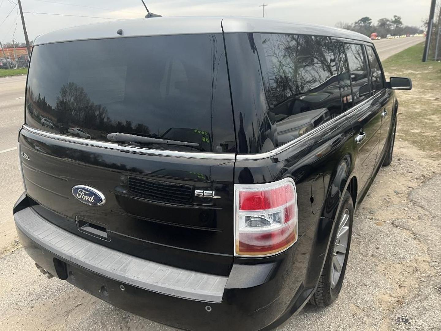 2009 BLACK FORD FLEX SEL FWD (2FMDK52C39B) with an 3.5L V6 DOHC 24V engine, AUTOMATIC transmission, located at 2303 West Mt. Houston, Houston, 77038, (281) 507-3956, 29.771597, -95.339569 - Photo#4