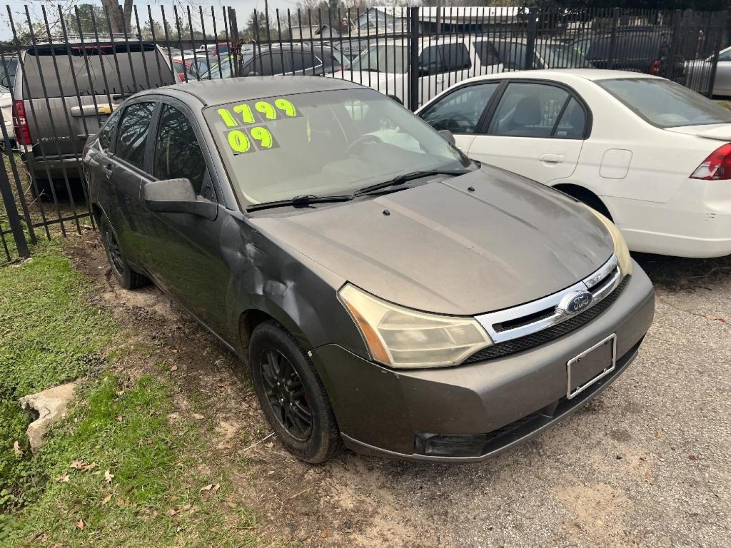 2009 SILVER FORD FOCUS SE Sedan (1FAHP35NX9W) with an 2.0L L4 DOHC 16V engine, MANUAL transmission, located at 2303 West Mt. Houston, Houston, 77038, (281) 507-3956, 29.771597, -95.339569 - Photo#0