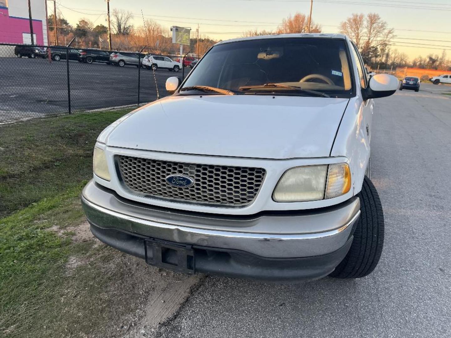 2001 WHITE FORD F-150 XLT SuperCrew 2WD (1FTRW07L31K) with an 5.4L V8 SOHC 16V engine, AUTOMATIC transmission, located at 2303 West Mt. Houston, Houston, 77038, (281) 507-3956, 29.771597, -95.339569 - Photo#1