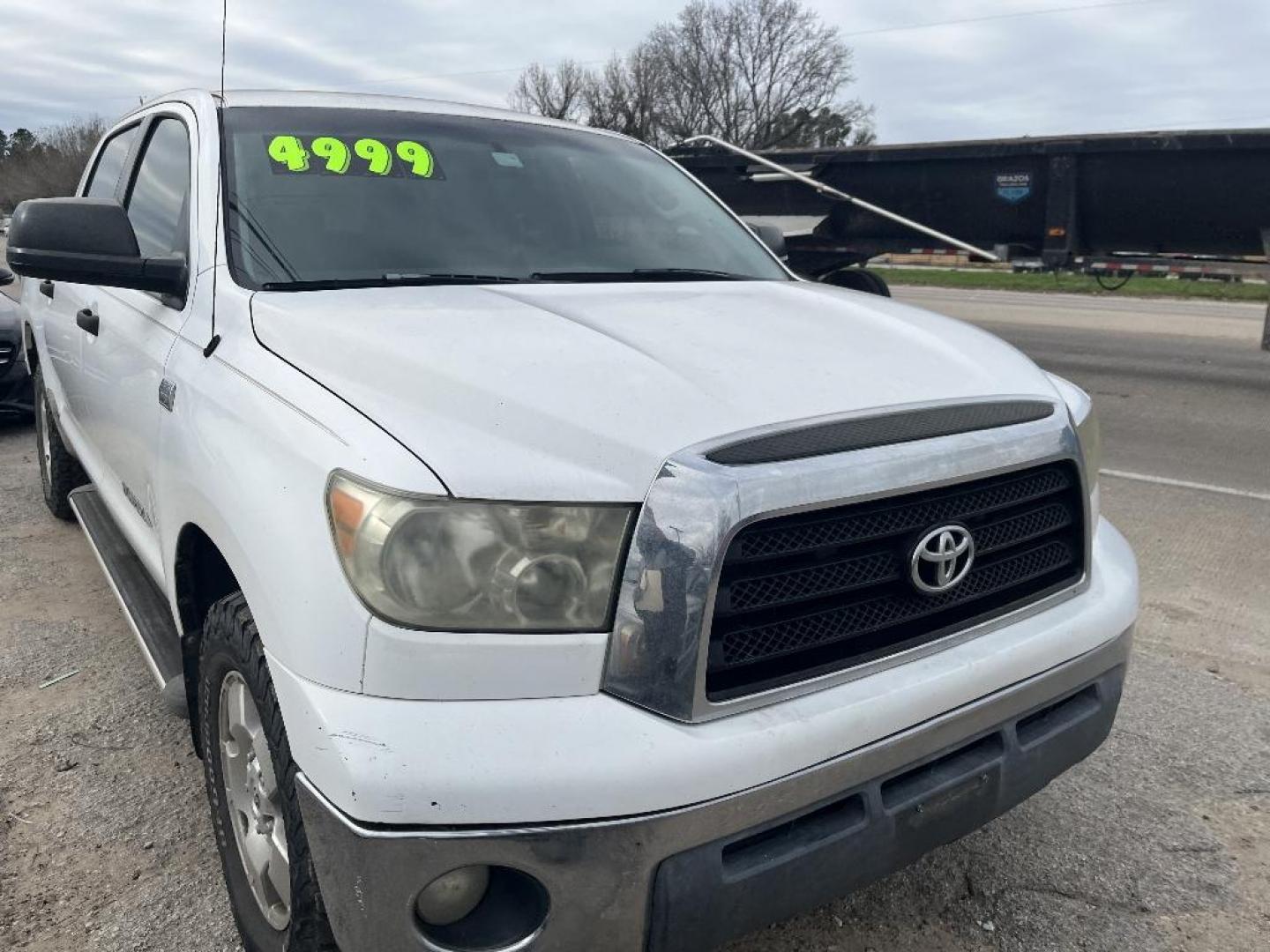 2007 WHITE TOYOTA TUNDRA SR5 CrewMax 2WD (5TBET54177S) with an 5.7L V8 DOHC 32V engine, AUTOMATIC transmission, located at 2303 West Mt. Houston, Houston, 77038, (281) 507-3956, 29.771597, -95.339569 - Photo#0