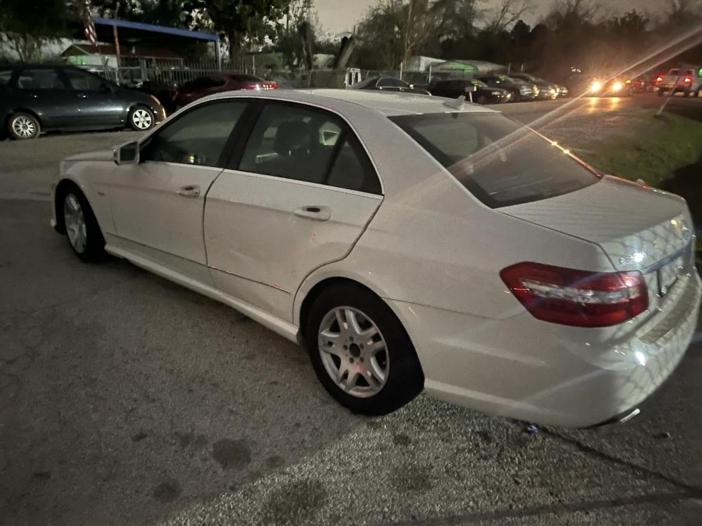 2012 WHITE MERCEDES-BENZ E-CLASS E350 Sedan (WDDHF5KB9CA) with an 3.5L V6 DOHC 24V engine, AUTOMATIC transmission, located at 2303 West Mt. Houston, Houston, 77038, (281) 507-3956, 29.771597, -95.339569 - Photo#3