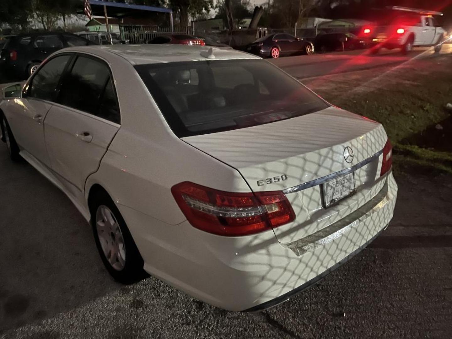 2012 WHITE MERCEDES-BENZ E-CLASS E350 Sedan (WDDHF5KB9CA) with an 3.5L V6 DOHC 24V engine, AUTOMATIC transmission, located at 2303 West Mt. Houston, Houston, 77038, (281) 507-3956, 29.771597, -95.339569 - Photo#4