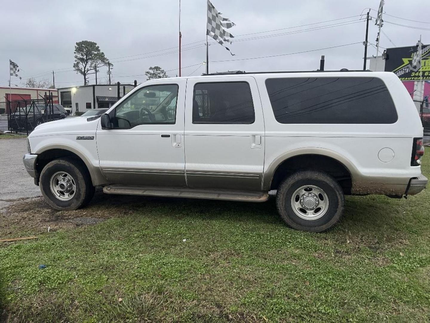 2002 WHITE FORD EXCURSION Limited 6.8L 4WD (1FMNU43S52E) with an 6.8L V10 SOHC 20V engine, AUTOMATIC transmission, located at 2303 West Mt. Houston, Houston, 77038, (281) 507-3956, 29.771597, -95.339569 - Photo#2