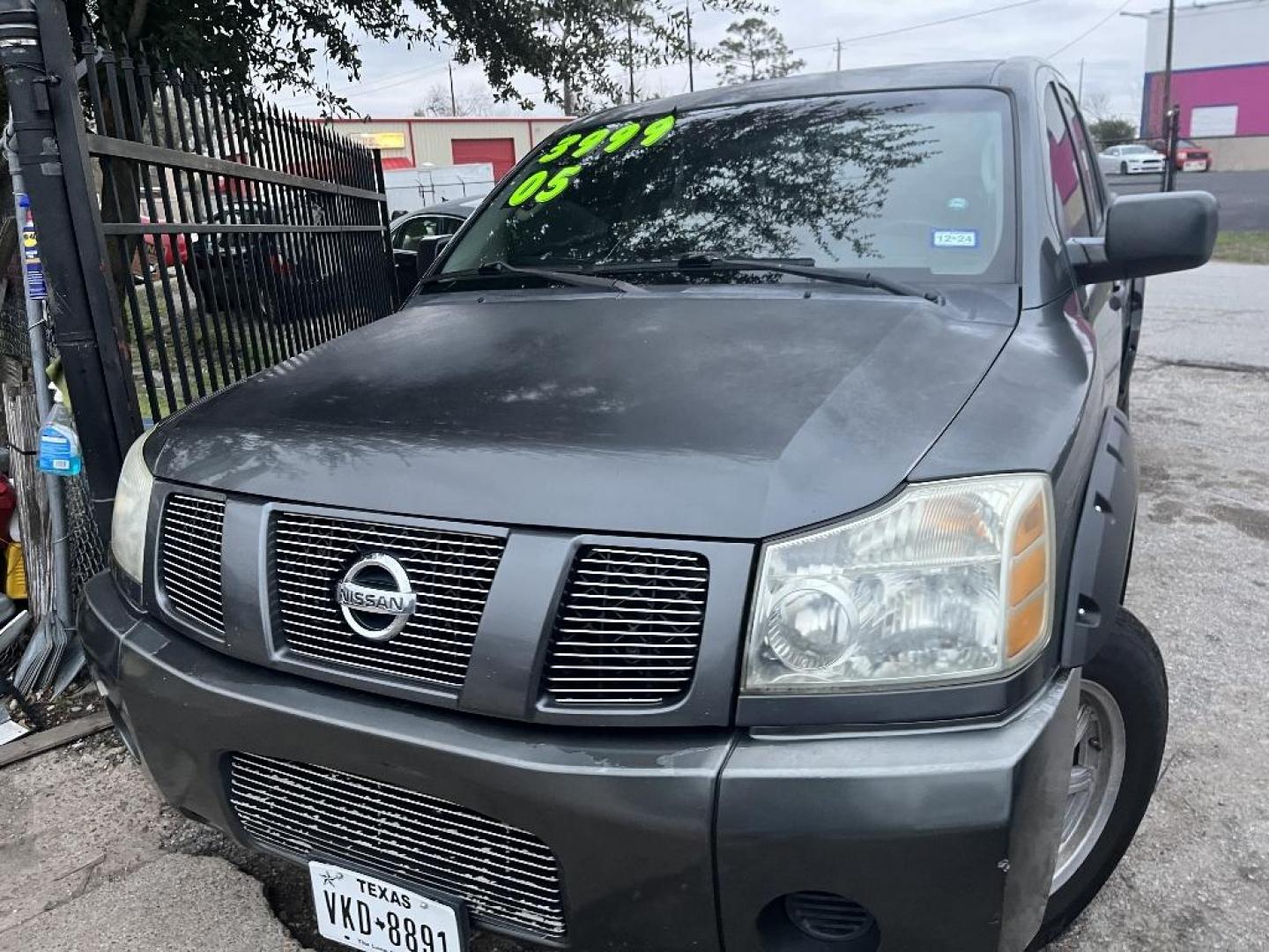 2005 GRAY NISSAN TITAN XE Crew Cab 2WD (1N6BA07A55N) with an 5.6L V8 DOHC 32V FFV engine, AUTOMATIC transmission, located at 2303 West Mt. Houston, Houston, 77038, (281) 507-3956, 29.771597, -95.339569 - Photo#1