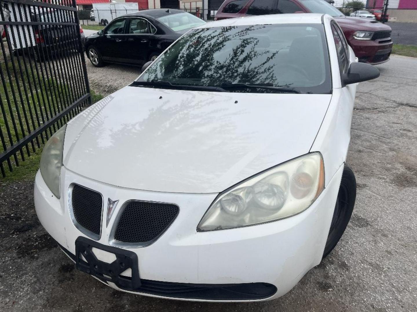 2006 WHITE PONTIAC G6 V6 Sedan (1G2ZG558164) with an 3.5L V6 OHV 12V engine, AUTOMATIC transmission, located at 2303 West Mt. Houston, Houston, 77038, (281) 507-3956, 29.771597, -95.339569 - Photo#1