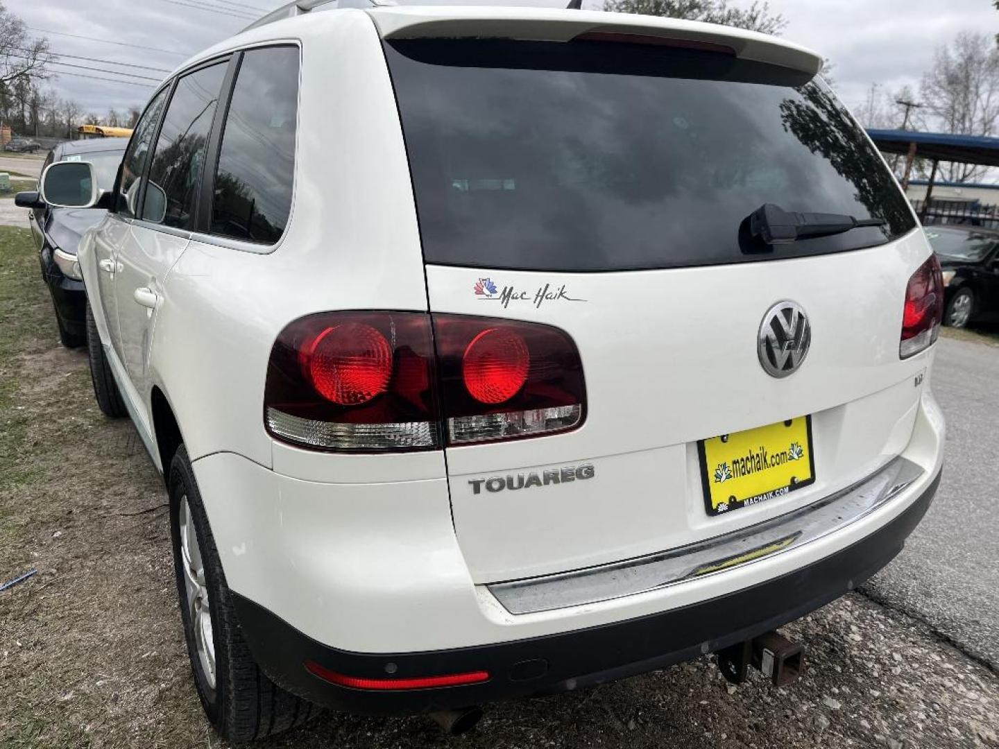 2008 WHITE VOLKSWAGEN TOUAREG VR6 FSI (WVGBE77L28D) with an 3.6L V6 DOHC 24V engine, AUTOMATIC transmission, located at 2303 West Mt. Houston, Houston, 77038, (281) 507-3956, 29.771597, -95.339569 - Photo#2