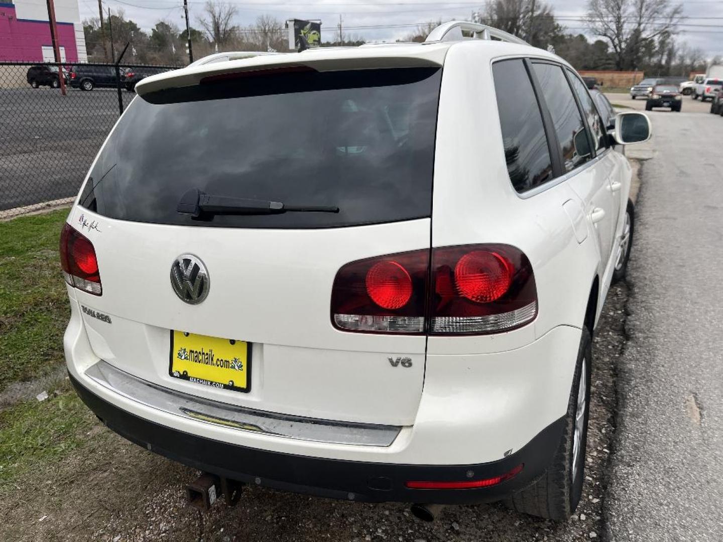 2008 WHITE VOLKSWAGEN TOUAREG VR6 FSI (WVGBE77L28D) with an 3.6L V6 DOHC 24V engine, AUTOMATIC transmission, located at 2303 West Mt. Houston, Houston, 77038, (281) 507-3956, 29.771597, -95.339569 - Photo#3