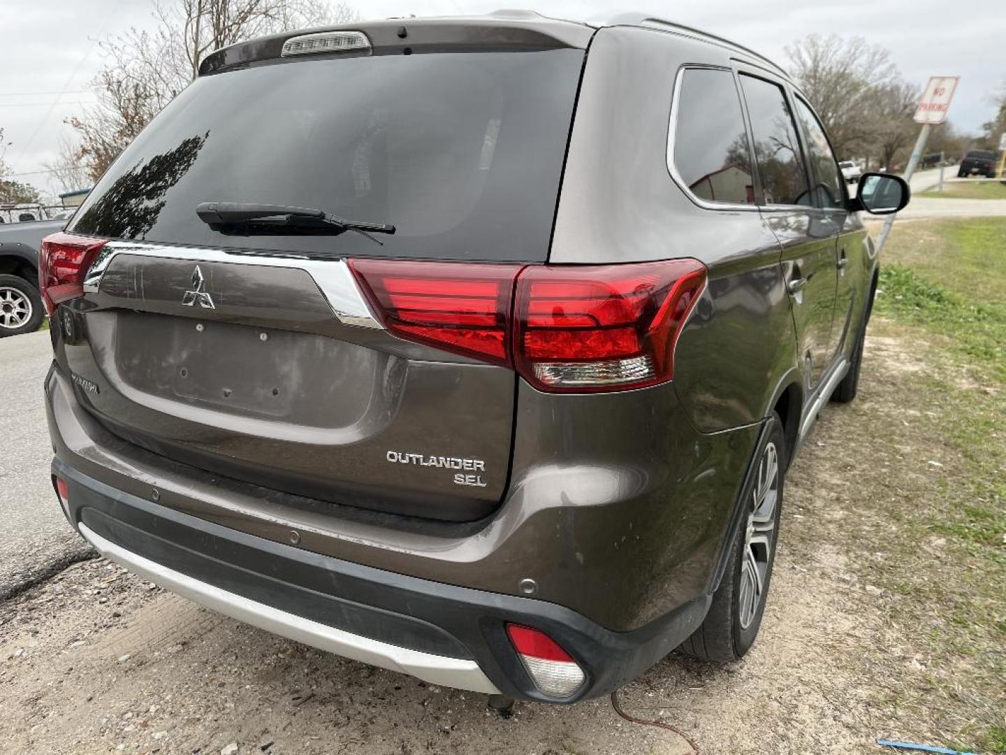 2017 GRAY MITSUBISHI OUTLANDER SE 2WD (JA4AD3A36HZ) with an 2.4L L4 DOHC 16V engine, AUTOMATIC transmission, located at 2303 West Mt. Houston, Houston, 77038, (281) 507-3956, 29.771597, -95.339569 - Photo#2