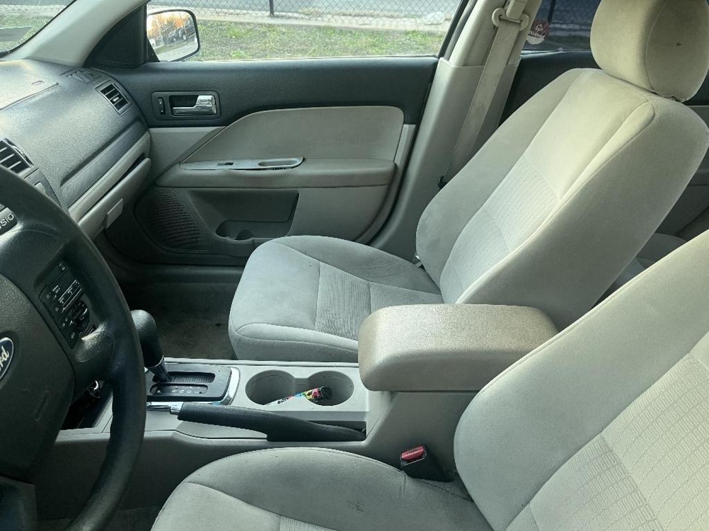 2007 BROWN FORD FUSION V6 SE (3FAHP07127R) with an 3.0L V6 DOHC 24V engine, AUTOMATIC transmission, located at 2303 West Mt. Houston, Houston, 77038, (281) 507-3956, 29.771597, -95.339569 - Photo#3