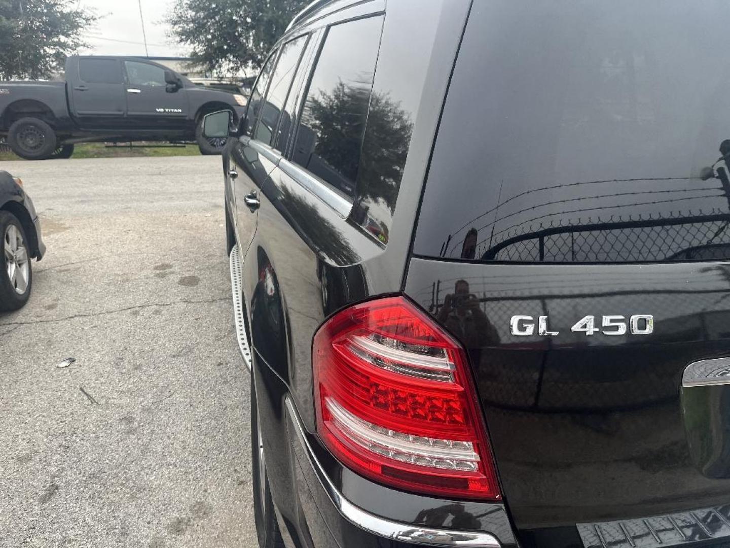 2011 BLACK MERCEDES-BENZ GL-CLASS GL450 4MATIC (4JGBF7BE4BA) with an 4.7L V8 DOHC 32V engine, AUTOMATIC transmission, located at 2303 West Mt. Houston, Houston, 77038, (281) 507-3956, 29.771597, -95.339569 - Photo#4