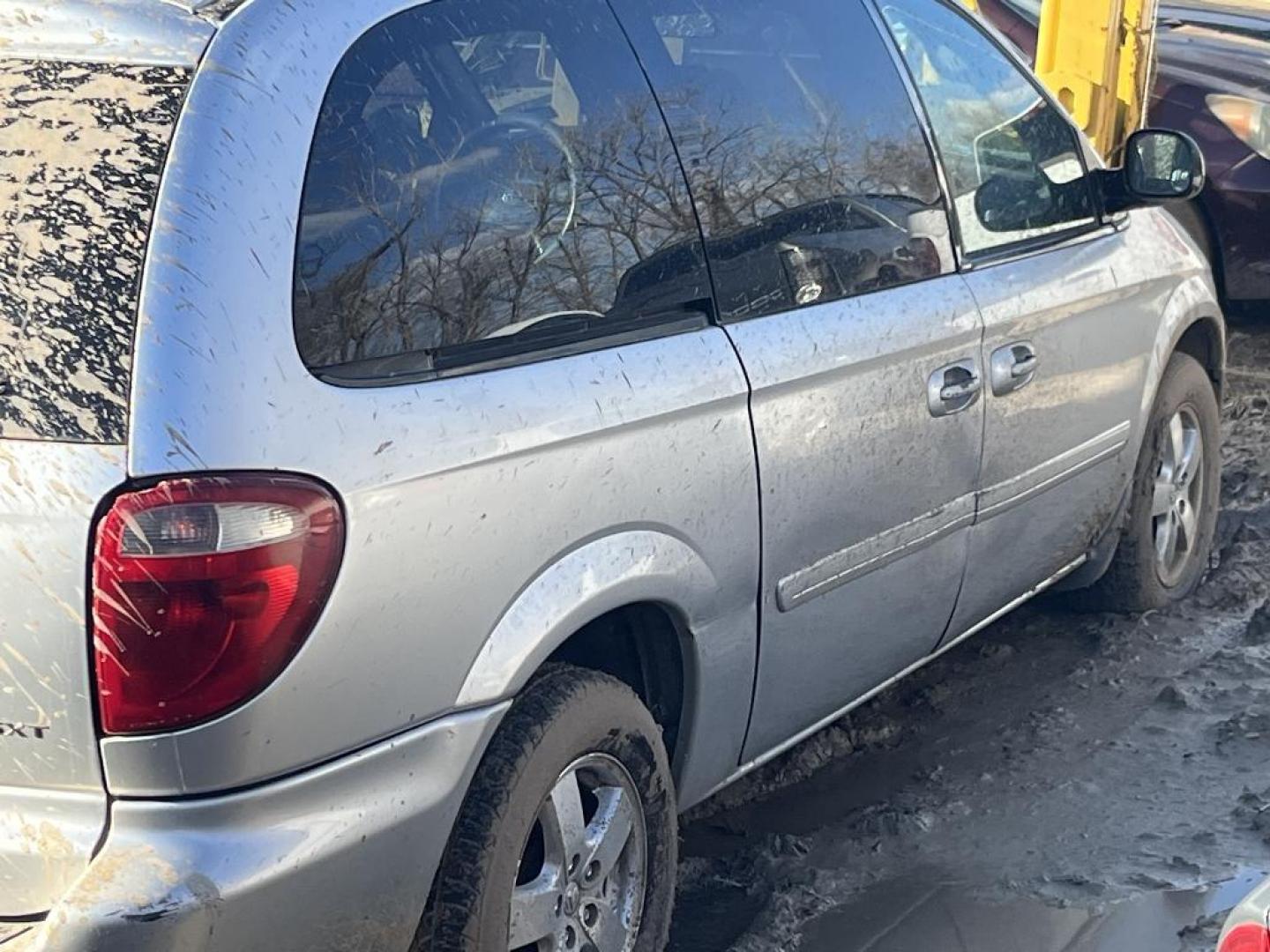 2005 GRAY DODGE GRAND CARAVAN SXT (2D4GP44L05R) with an 3.8L V6 OHV 12V engine, AUTOMATIC transmission, located at 2303 West Mt. Houston, Houston, 77038, (281) 507-3956, 29.771597, -95.339569 - Photo#3