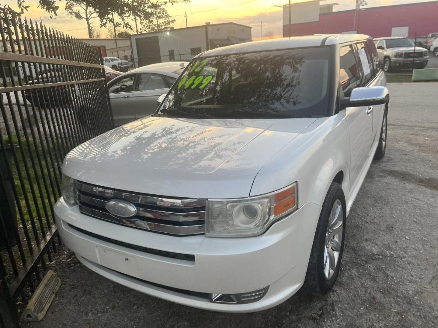 2012 WHITE FORD FLEX Limited FWD (2FMGK5DC7CB) with an 3.5L V6 DOHC 24V engine, AUTOMATIC transmission, located at 2303 West Mt. Houston, Houston, 77038, (281) 507-3956, 29.771597, -95.339569 - Photo#4