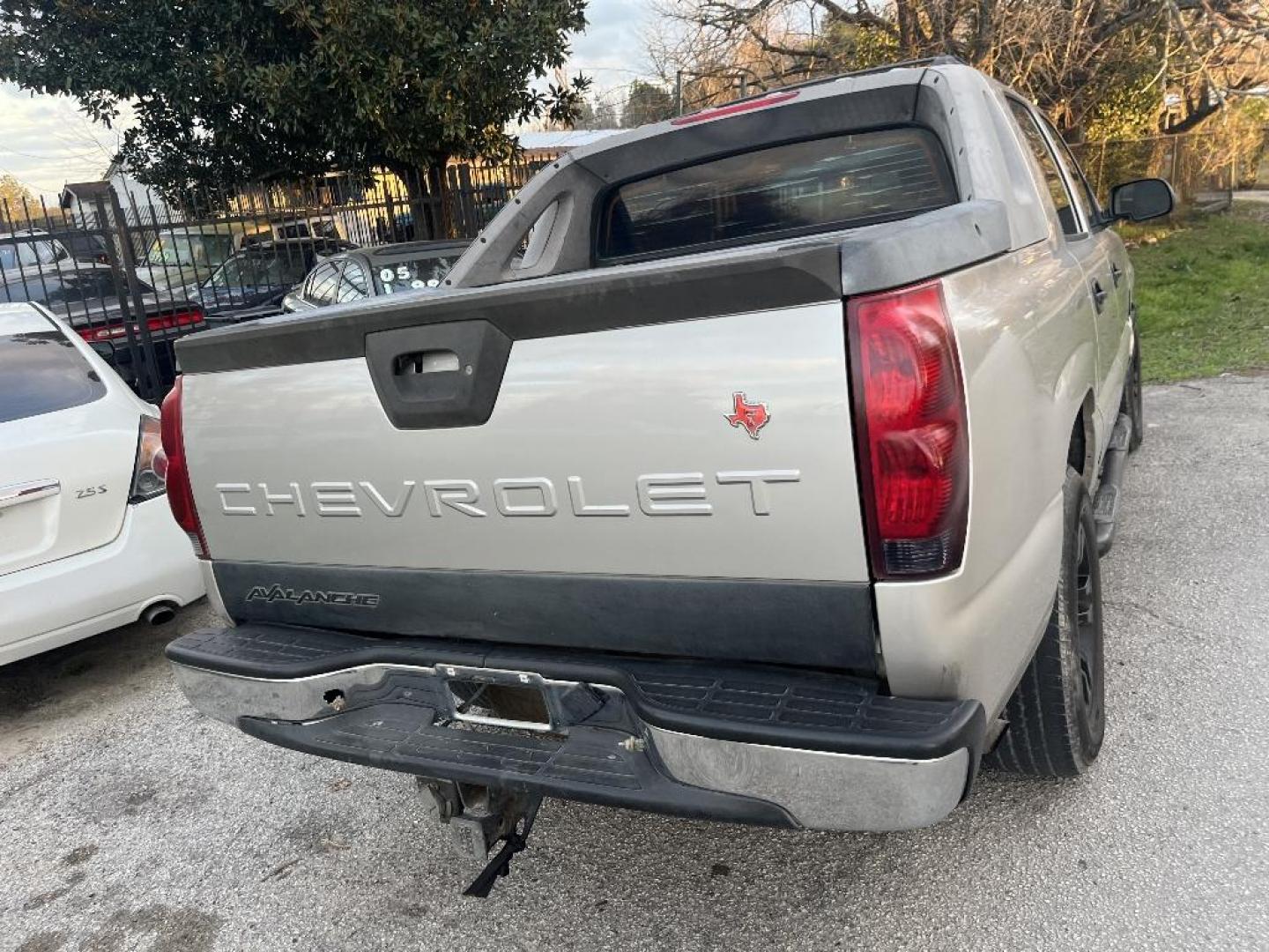 2006 GRAY CHEVROLET AVALANCHE 1500 2WD (3GNEC12Z36G) with an 5.3L V8 OHV 16V FFV engine, AUTOMATIC transmission, located at 2303 West Mt. Houston, Houston, 77038, (281) 507-3956, 29.771597, -95.339569 - Photo#1