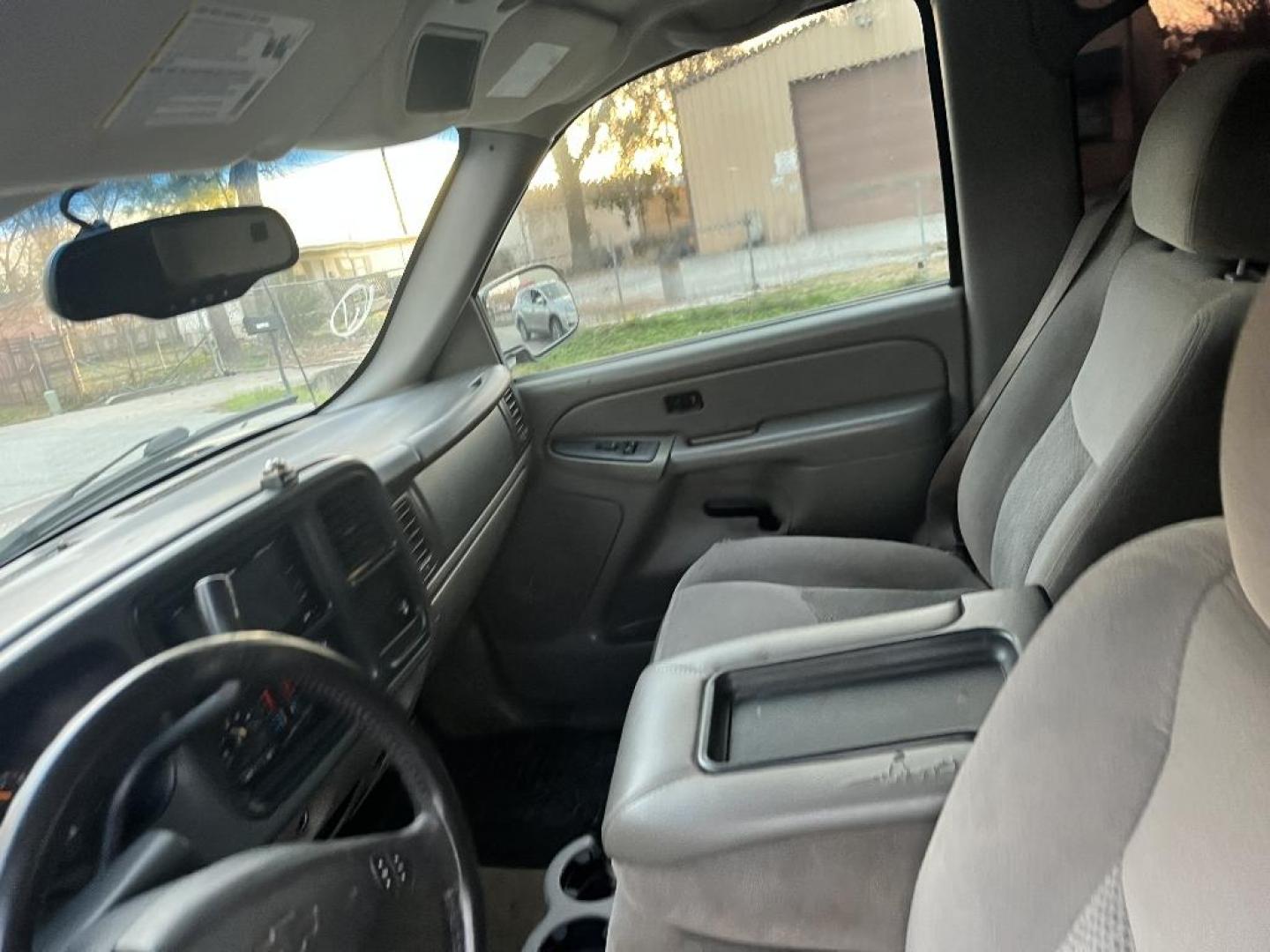 2006 GRAY CHEVROLET AVALANCHE 1500 2WD (3GNEC12Z36G) with an 5.3L V8 OHV 16V FFV engine, AUTOMATIC transmission, located at 2303 West Mt. Houston, Houston, 77038, (281) 507-3956, 29.771597, -95.339569 - Photo#4