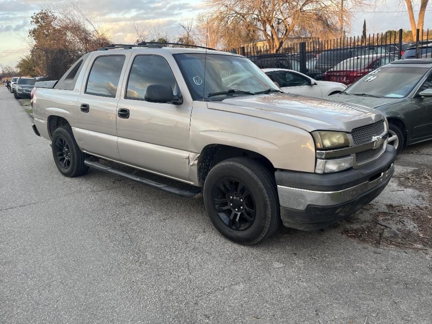 2006 GRAY CHEVROLET AVALANCHE 1500 2WD (3GNEC12Z36G) with an 5.3L V8 OHV 16V FFV engine, AUTOMATIC transmission, located at 2303 West Mt. Houston, Houston, 77038, (281) 507-3956, 29.771597, -95.339569 - Photo#5