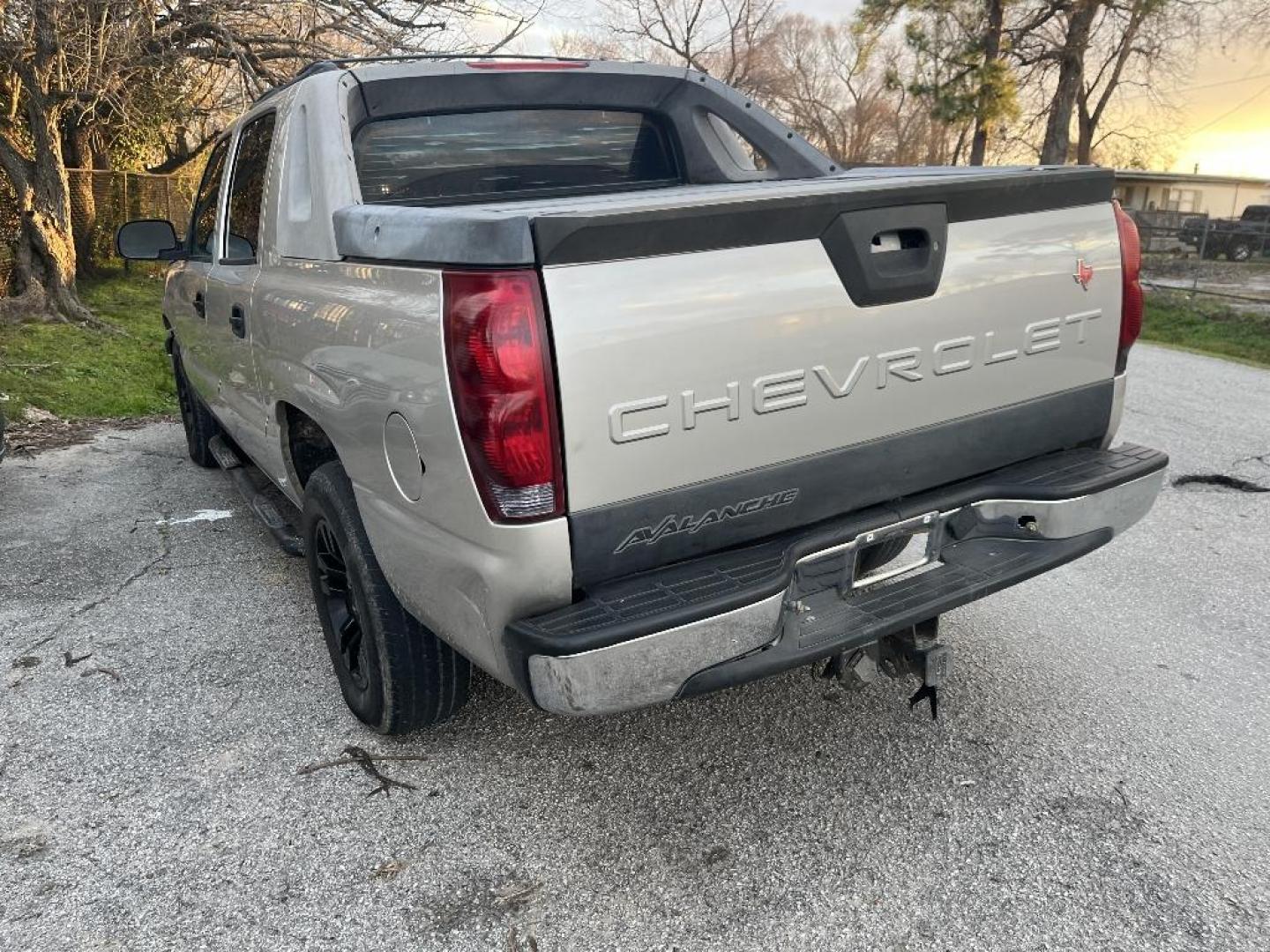 2006 GRAY CHEVROLET AVALANCHE 1500 2WD (3GNEC12Z36G) with an 5.3L V8 OHV 16V FFV engine, AUTOMATIC transmission, located at 2303 West Mt. Houston, Houston, 77038, (281) 507-3956, 29.771597, -95.339569 - Photo#6