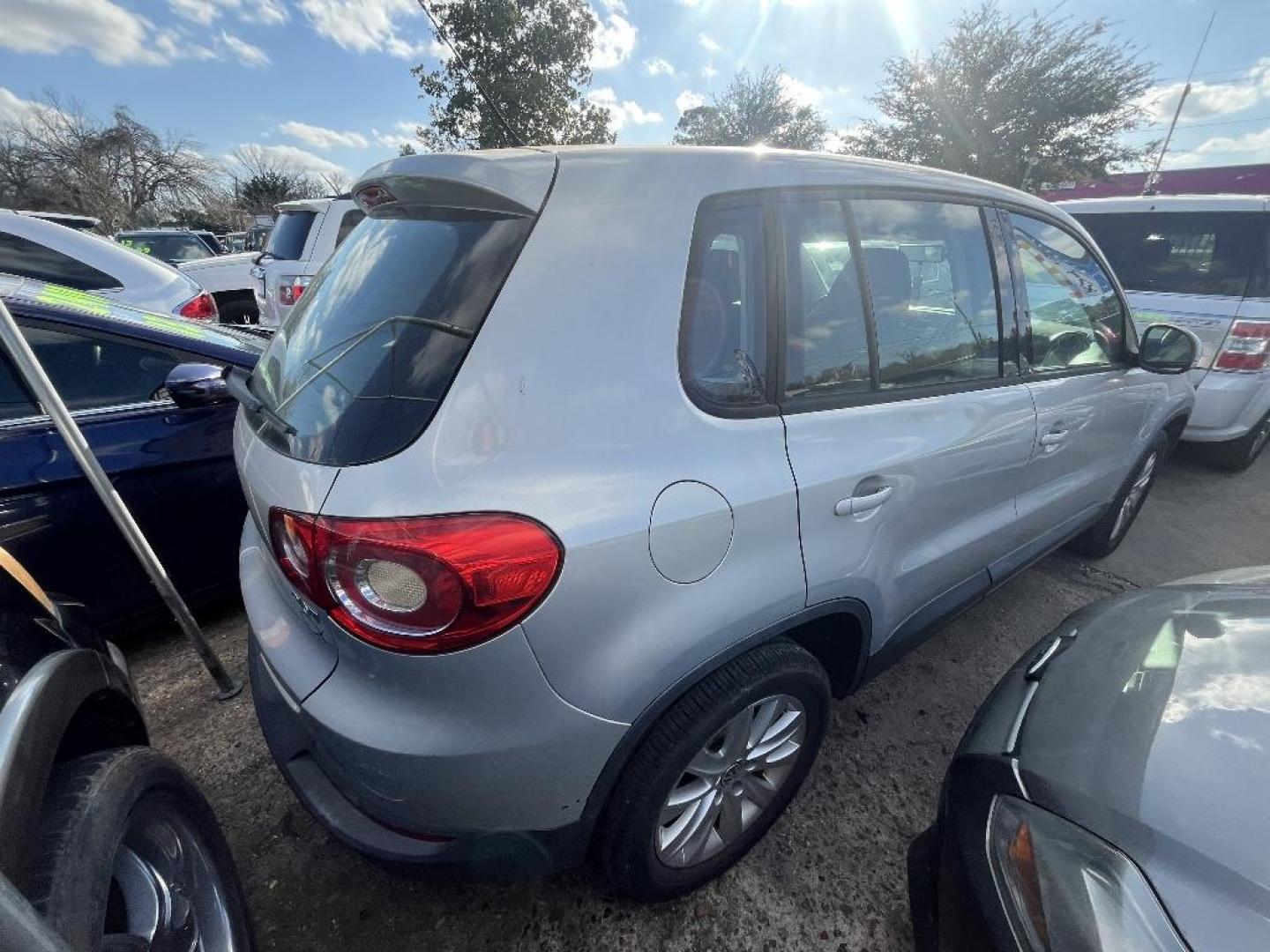 2009 GRAY VOLKSWAGEN TIGUAN S (WVGAV75N19W) with an 2.0L L4 DOHC 16V TURBO engine, AUTOMATIC transmission, located at 2303 West Mt. Houston, Houston, 77038, (281) 507-3956, 29.771597, -95.339569 - Photo#2